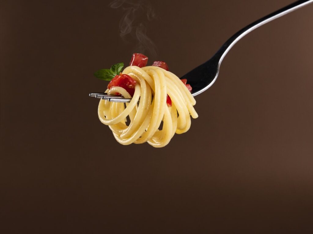 boccone di spaghetti con forchetta