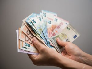 serie di banconote di euro in mano