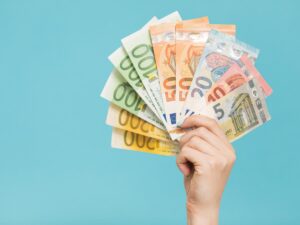 banconote di euro in mano