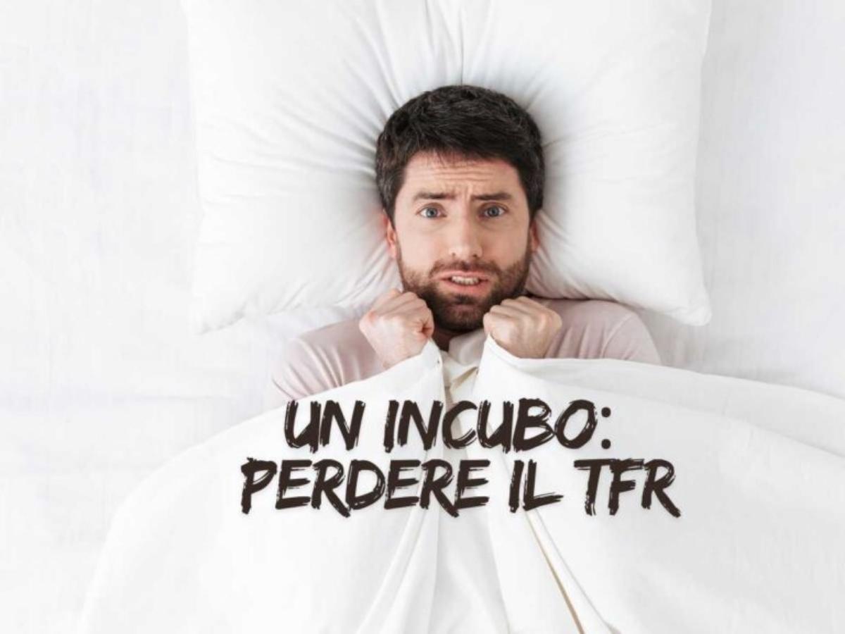 uomo spaventato sotto le lenzuola, scritta un incubo perdere il tfr